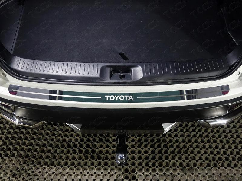 Накладка на задний бампер (лист зеркальный надпись Toyota) для автомобиля Toyota Highlander 2017-