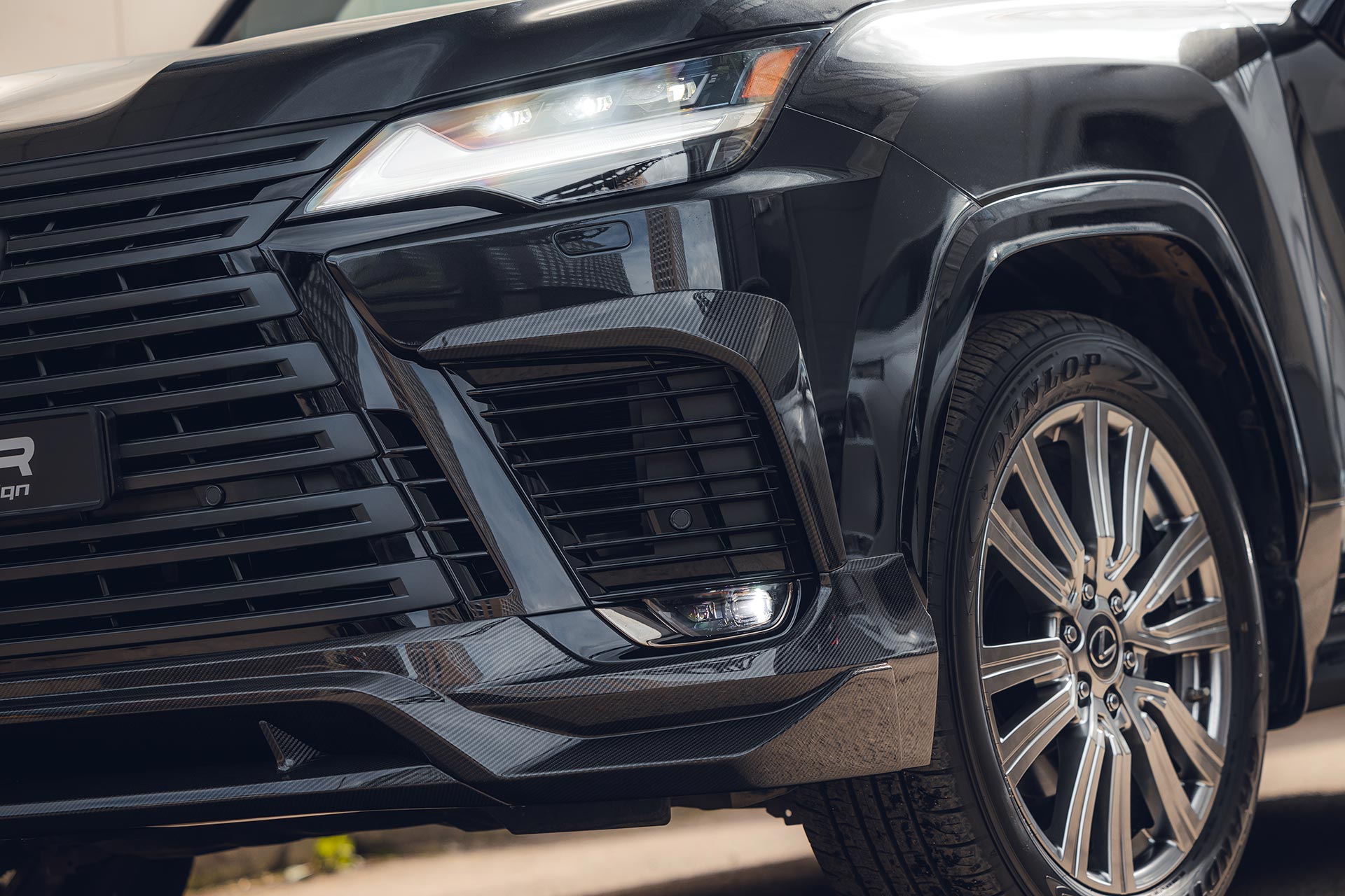 Комплект накладок переднего бампера для Lexus LX 500d / LX 600 (карбон) 2022, MTR, арт. MTR-J310-22002C
