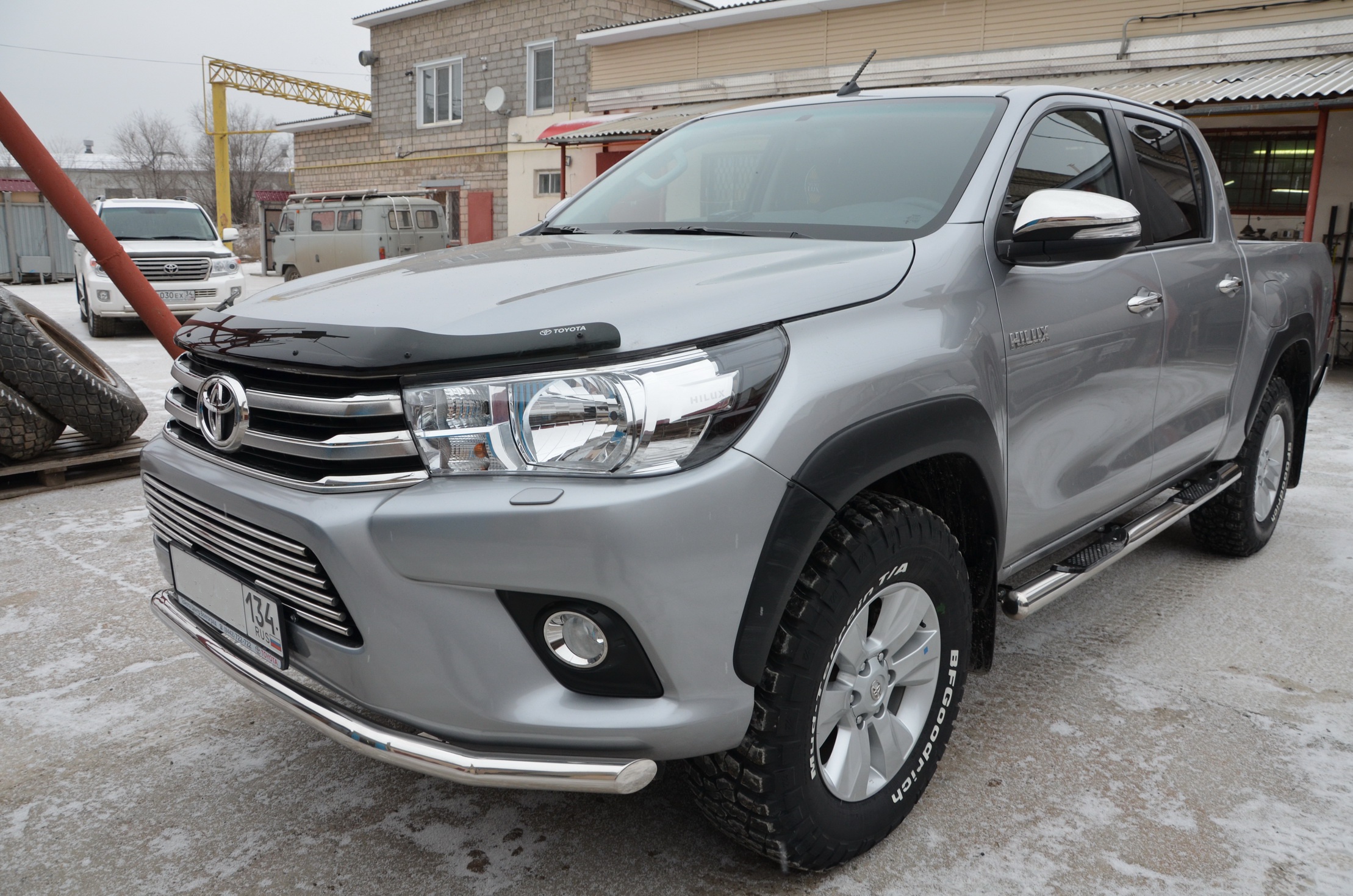 Пороги труба с проступью для автомобиля TOYOTA Hilux 2021 арт. THLX.21.93