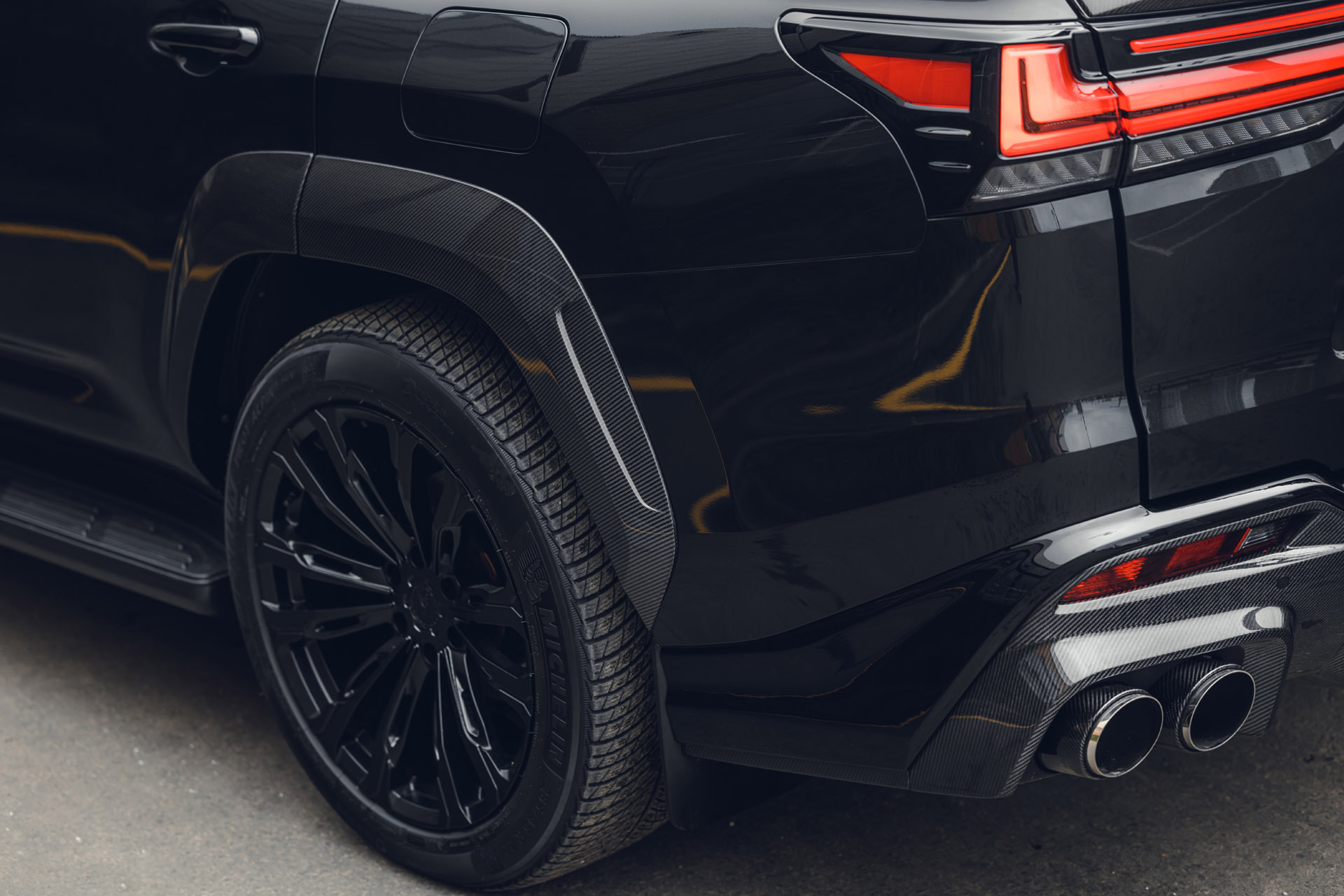 Комплект накладок колесных арок для Lexus LX 500d / LX 600 (карбон) 2022, MTR, арт. MTR-J310-22067C