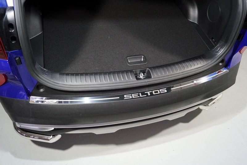 Накладка на задний бампер (лист зеркальный надпись seltos) для автомобиля Kia Seltos 2020- TCC Тюнинг арт. KIASELT20-07