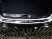 Накладка на задний бампер (лист шлифованный надписьToyota) для автомобиля Toyota Highlander 2017-