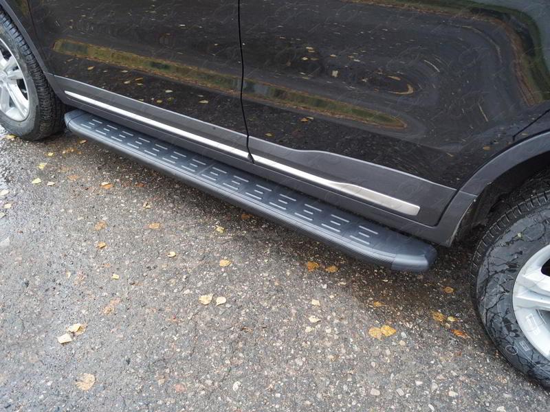 Пороги алюминиевые с пластиковой накладкой (карбон черные) 1720 мм для автомобиля Geely Atlas PRO 2021- арт. GEELEATL18-36BL