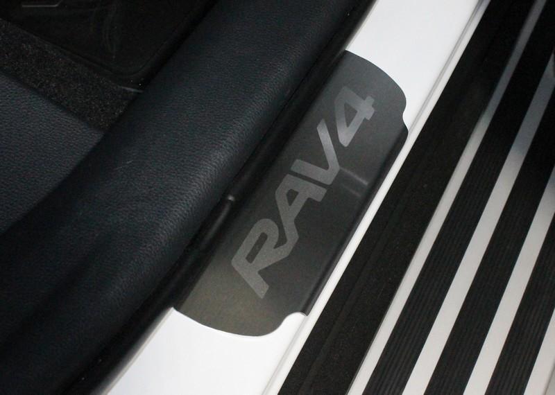 Накладки на пороги (лист шлифованный надпись Toyota) 4 шт для автомобиля Toyota Toyota RAV4 2019 арт. TOYRAV19-08