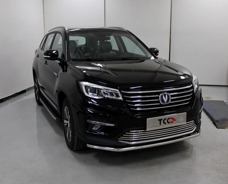 Пороги алюминиевые с пластиковой накладкой (карбон серебро) 1720 мм для автомобиля Changan CS75 FL 2020 арт. CHANCS7520-24SL