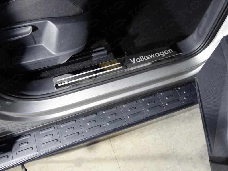 Накладки на пластиковые пороги (лист зеркальный надпись Volkswagen) 2шт для автомобиля Volkswagen Tiguan 2017-