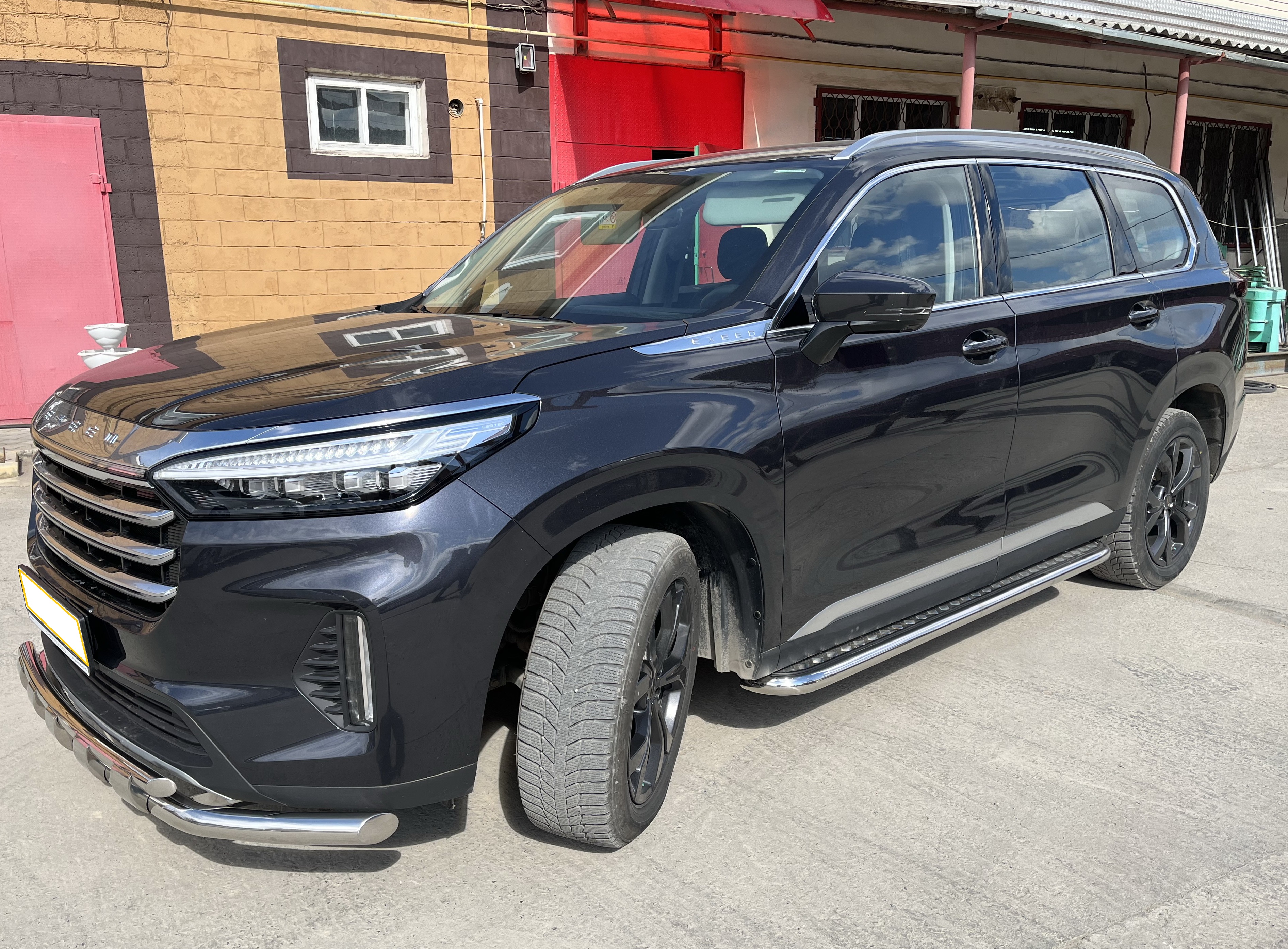 Пороги с накладным листом для автомобиля CHERY CheryExeed VX 2022 арт. CHEVX.22.41