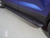 Пороги алюминиевые с пластиковой накладкой (карбон черные) 1720 мм для автомобиля Volkswagen Taos 2021- арт. VWTAO21-26BL