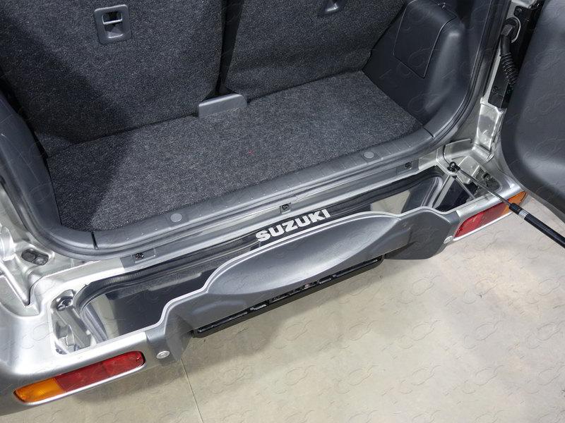 Накладка на задний бампер (лист зеркальный надпись Suzuki) для автомобиля Suzuki Jimny 2012-