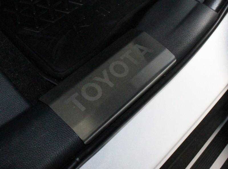 Накладки на пластиковые пороги (лист шлифованный надпись Toyota) 4 шт для автомобиля Toyota Toyota RAV4 2019 арт. TOYRAV19-04