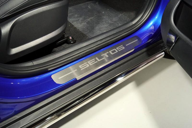 Накладки на пороги (лист шлифованный надпись seltos) 4шт для автомобиля Kia Seltos 2020- TCC Тюнинг арт. KIASELT20-04