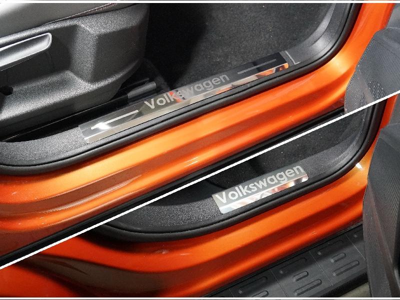 Накладки на пластиковые пороги (лист зеркальный надпись Volkswagen) 4шт для автомобиля Volkswagen Taos 2021- арт. VWTAO21-08