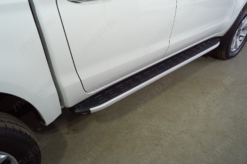 Пороги алюминиевые с пластиковой накладкой (1920 из 2-х мест) Sollers ST8 2025- арт. SOLST825-04AL