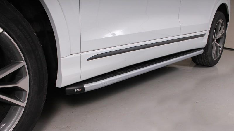 Пороги алюминиевые с пластиковой накладкой (карбон серебро) 2020 мм для автомобиля Audi Q8 2019- TCC Тюнинг арт. AUDIQ819-12SL