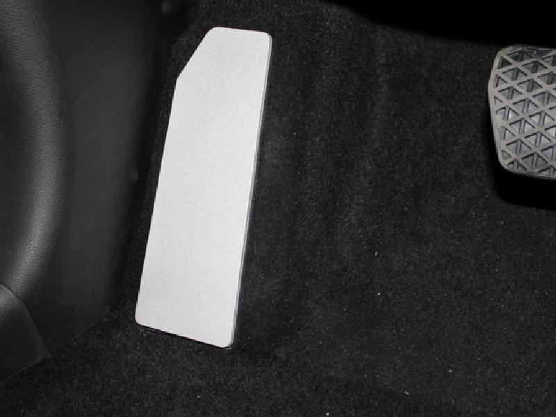 Накладка площадки левой ноги (лист алюминий 4мм) для автомобиля Isuzu D-MAX 3.0D 2019-,TCC Тюнинг ,арт. ISDMAX19-09