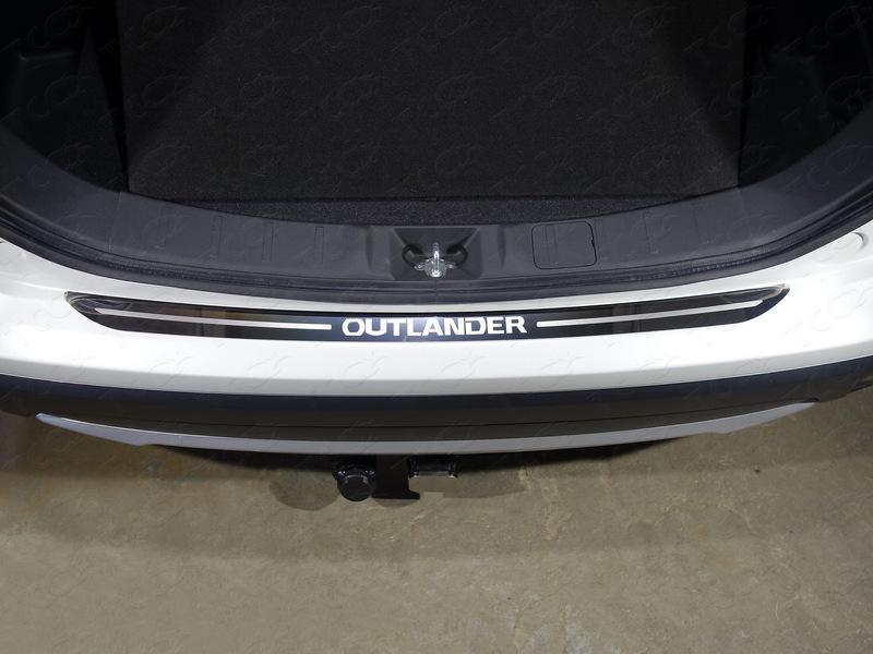 Накладка на задний бампер (лист зеркальный надпись OUTLANDER) для автомобиля Mitsubishi Outlander 2015-2018