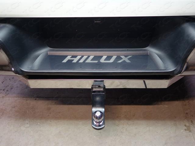Накладка на задний бампер (лист зеркальный надпись HILUX) для автомобиля Toyota Hilux 2015-