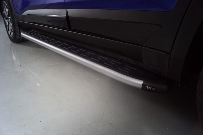 Пороги алюминиевые с пластиковой накладкой (карбон серебро) 1720 мм для автомобиля Kia Seltos 2020- TCC Тюнинг арт. KIASELT20-20SL