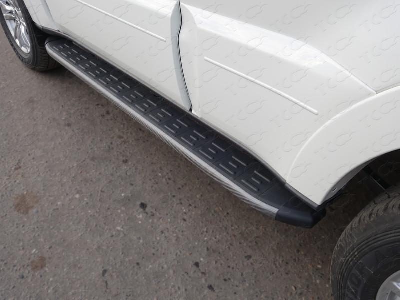 Пороги алюминиевые с пластиковой накладкой (карбон серые) 1820 мм для автомобиля Mitsubishi Pajero IV 2014- TCC Тюнинг арт. MITPAJ414-17GR