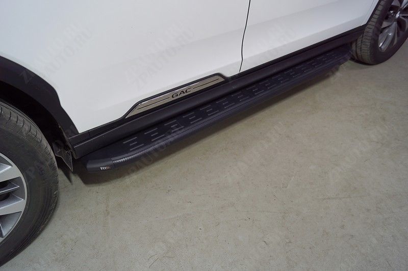 Пороги алюминиевые с пластиковой накладкой (карбон черные) 1920 мм Gac GS8 GX Traveller 2.0T 4WD 2025 арт. GACGS825-02BL