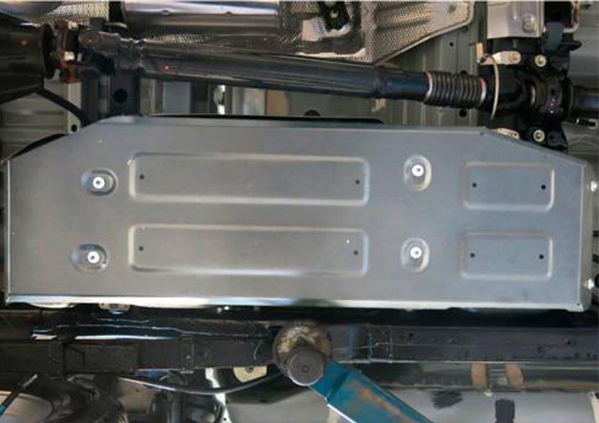Защита топливного бака Rival для Toyota Hilux VIII 4WD 2015-2018, штампованная, алюминий 4 мм, с крепежом, 333.9505.1