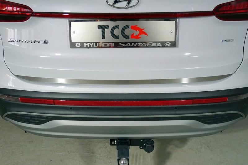 Накладка на заднюю дверь (лист шлифованный) для автомобиля Hyundai Santa Fe 2021- TCC Тюнинг арт. HYUNSF21-10