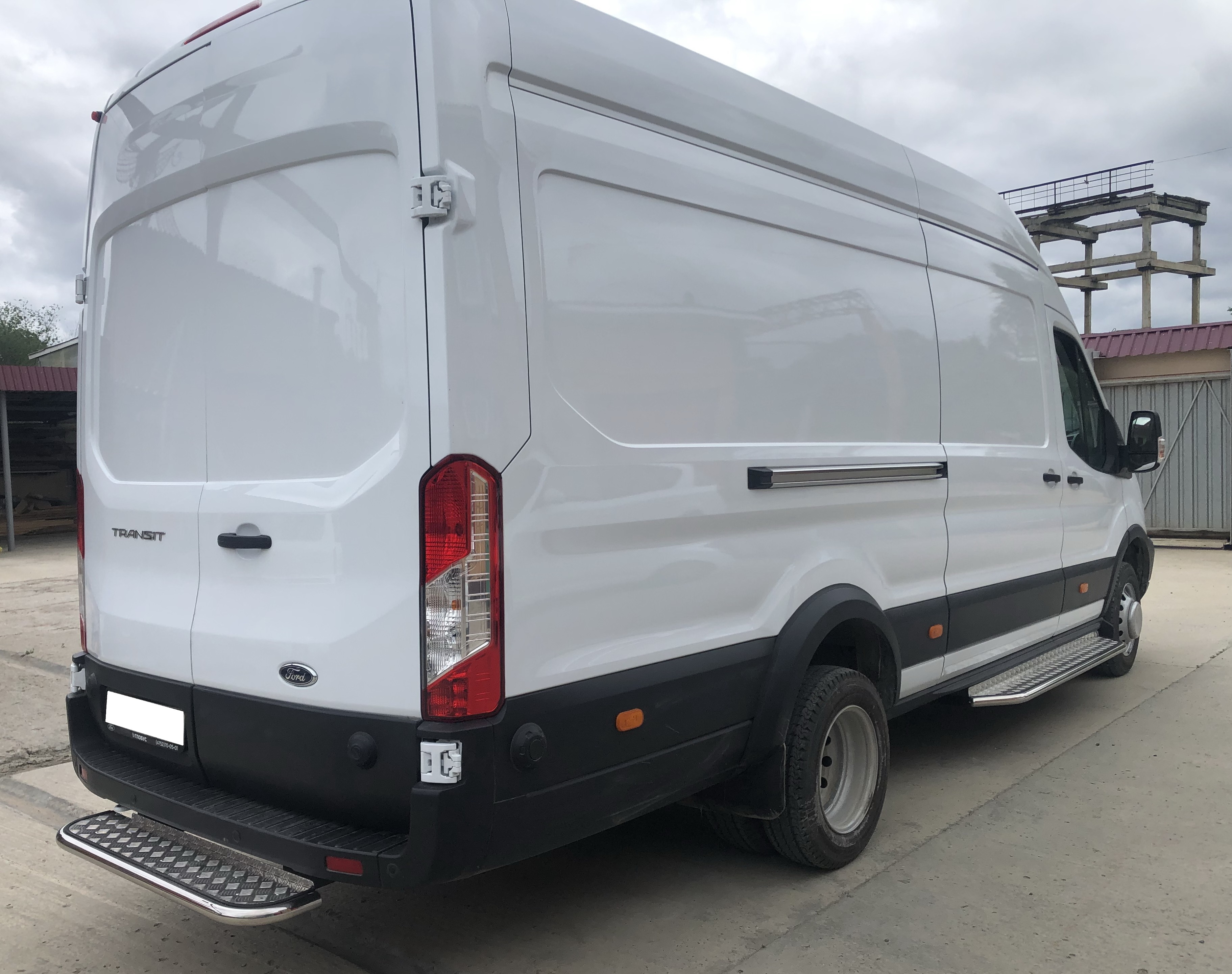 Ступень (длинная база) для автомобиля FORD Transit 2018 (со ступенькой за дверью) арт. FRT.18.14-1