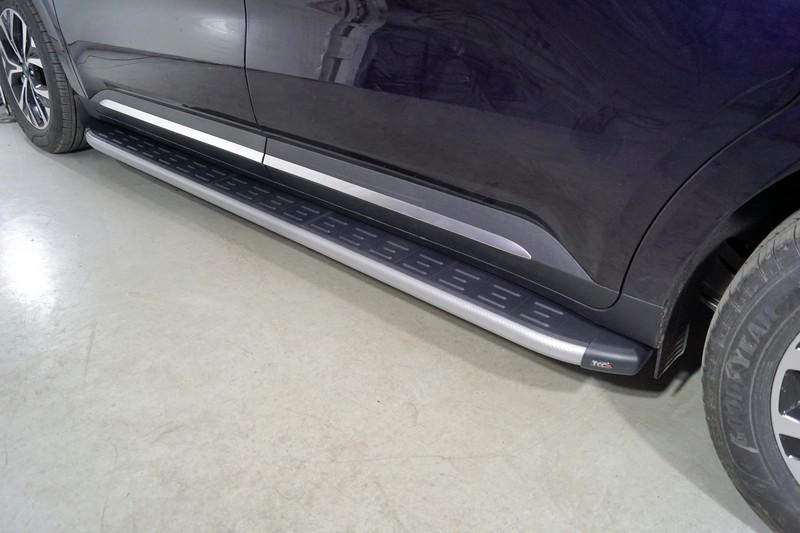 Пороги алюминиевые с пластиковой накладкой (карбон серебро) 2120 мм для автомобиля Kia Carnival (2WD) 2.2D 2021- TCC Тюнинг арт. KIACAR21-31SL