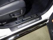 Накладки на пластиковые пороги (лист зеркальный надпись Toyota) 2шт для автомобиля Toyota Highlander 2017-