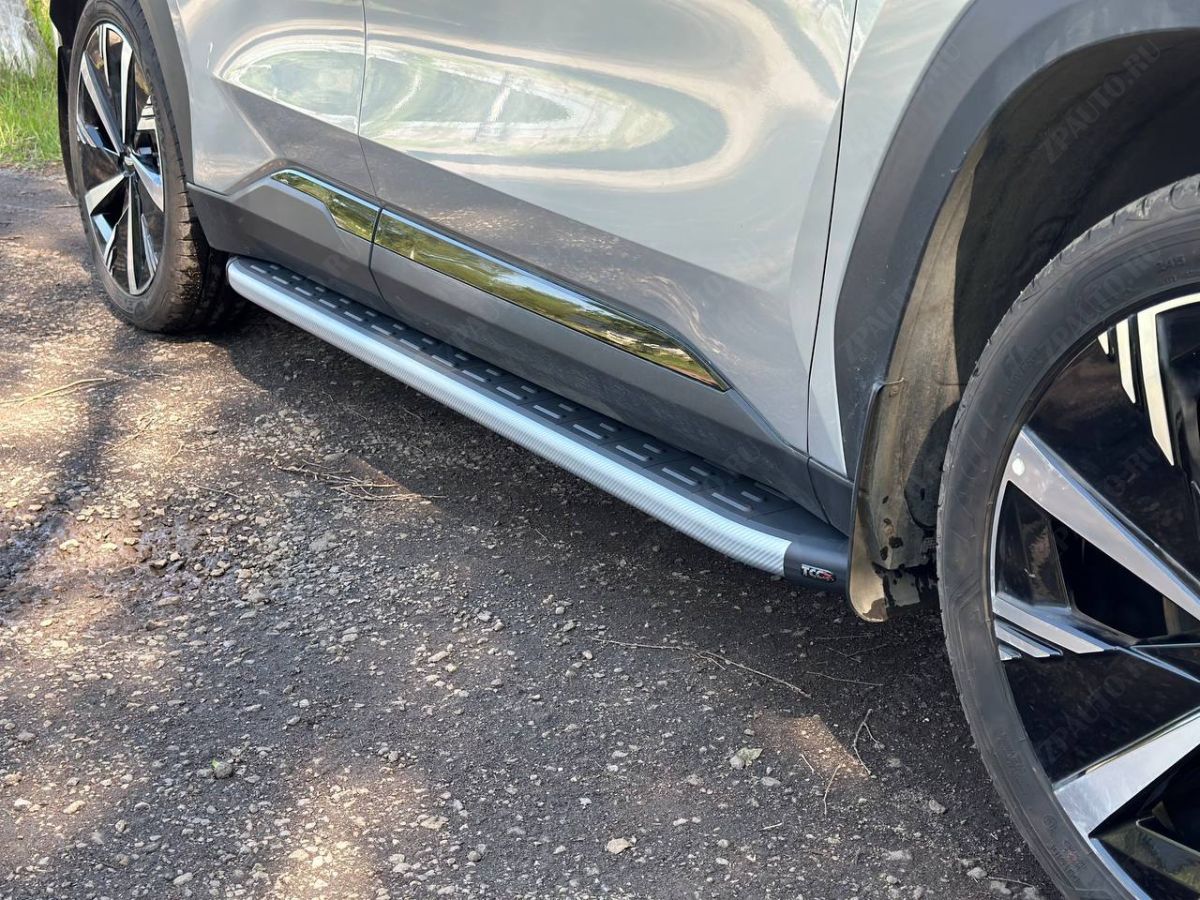 Пороги алюминиевые с пластиковой накладкой (карбон серебро) 1820 мм Geely Atlas 2023- арт. GEELEATL23-03SL