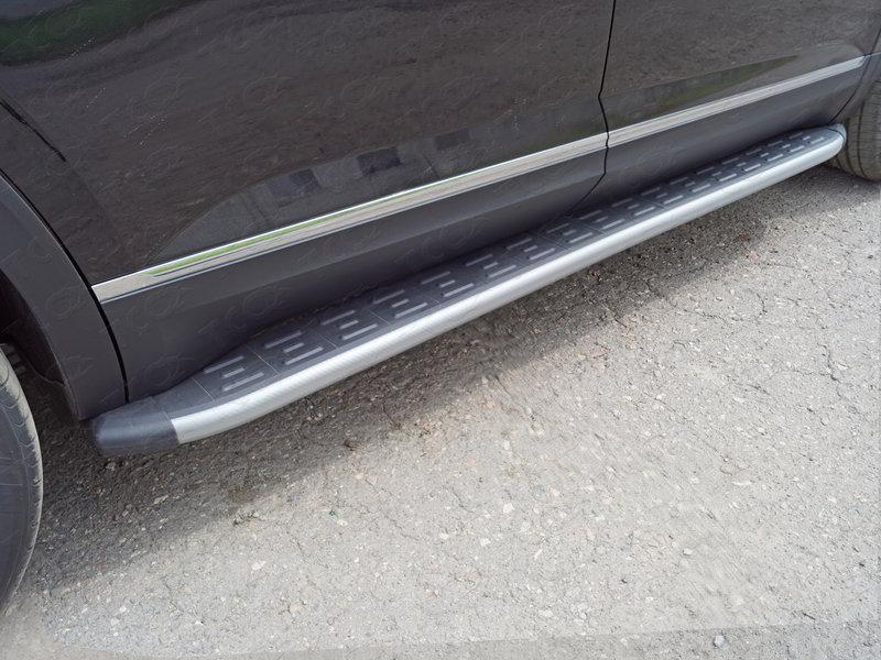 Пороги алюминиевые с пластиковой накладкой (карбон серебро) 2020 мм для автомобиля Volkswagen Teramont 2018-, TCC Тюнинг VWTER18-38SL