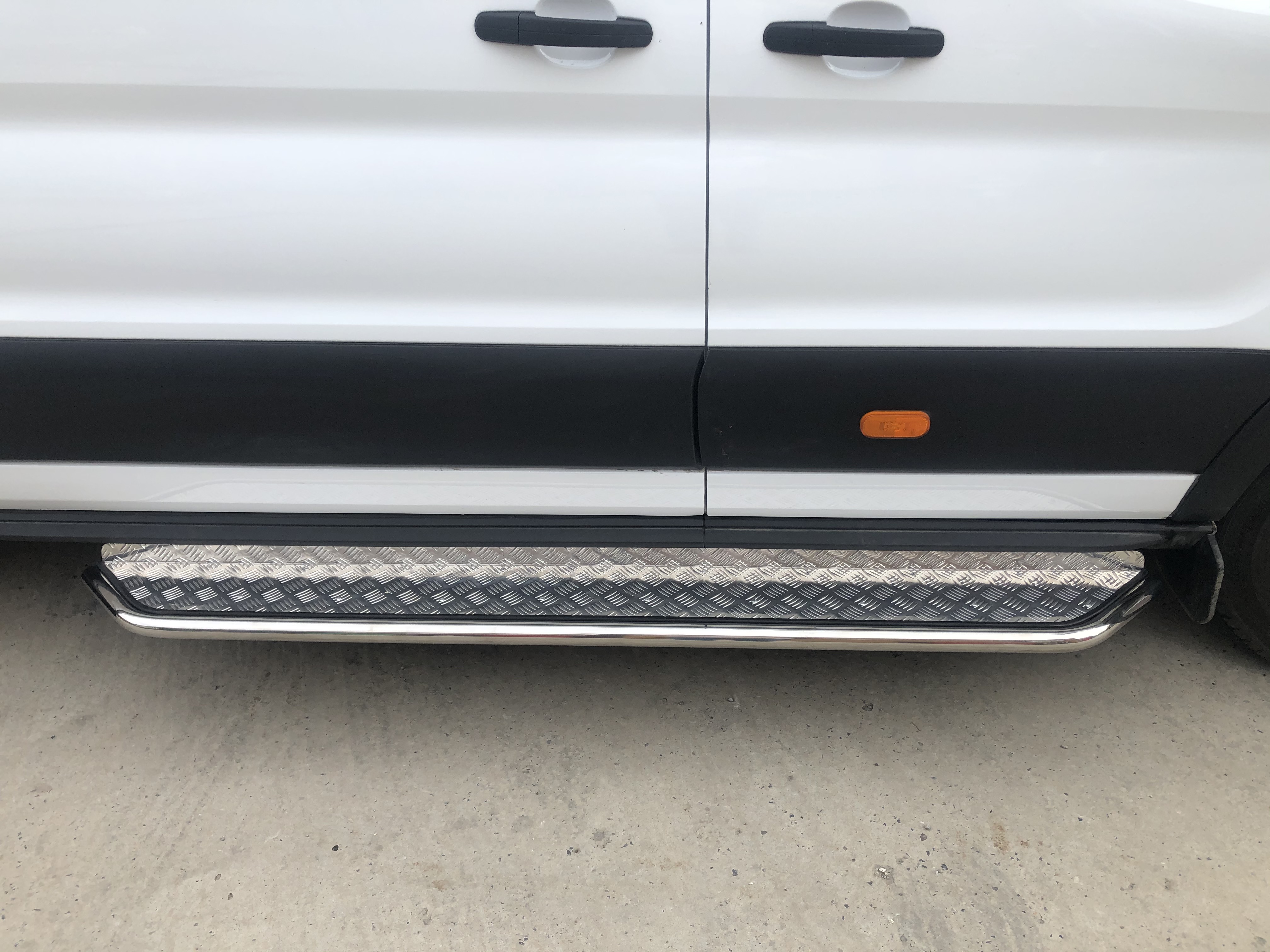 Ступень (длинная база) для автомобиля FORD Transit 2018 (со ступенькой за дверью) арт. FRT.18.14-1