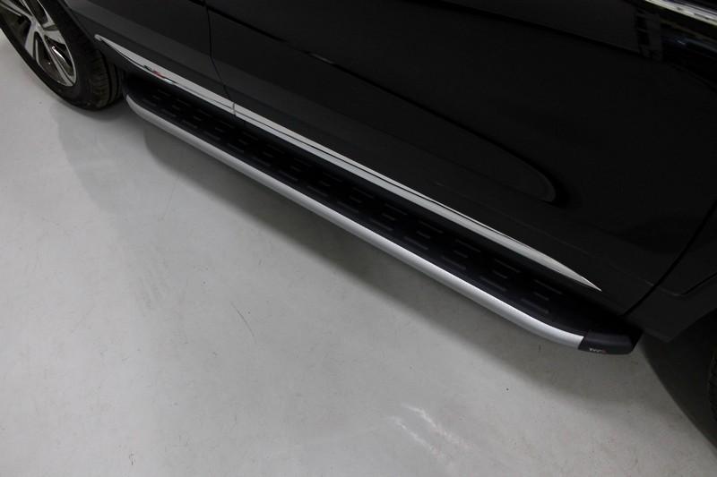 Пороги алюминиевые с пластиковой накладкой (карбон серебро) 1720 мм для автомобиля Changan CS75 FL 2020 арт. CHANCS7520-24SL