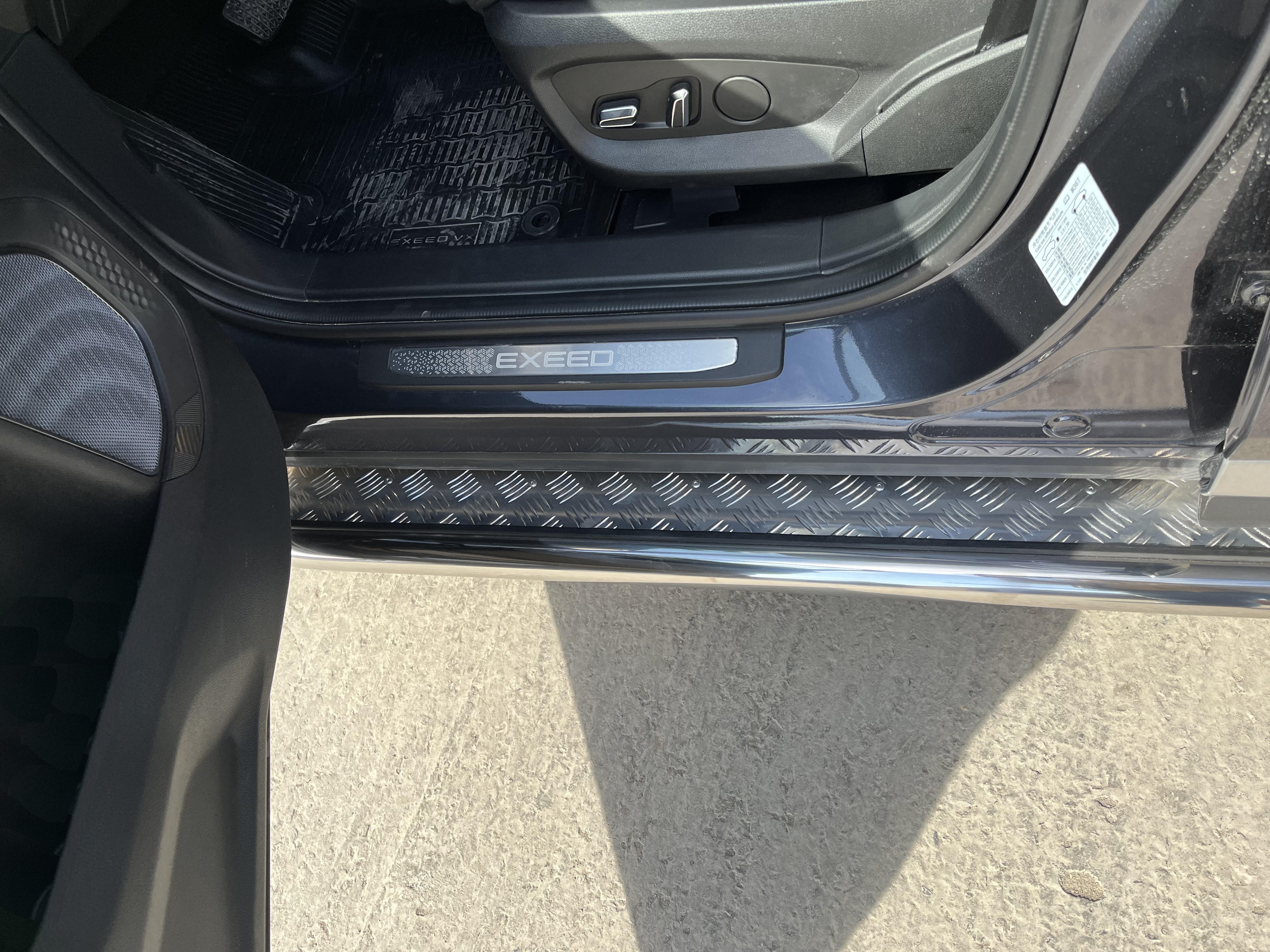 Пороги с накладным листом для автомобиля CHERY CheryExeed VX 2022 арт. CHEVX.22.41
