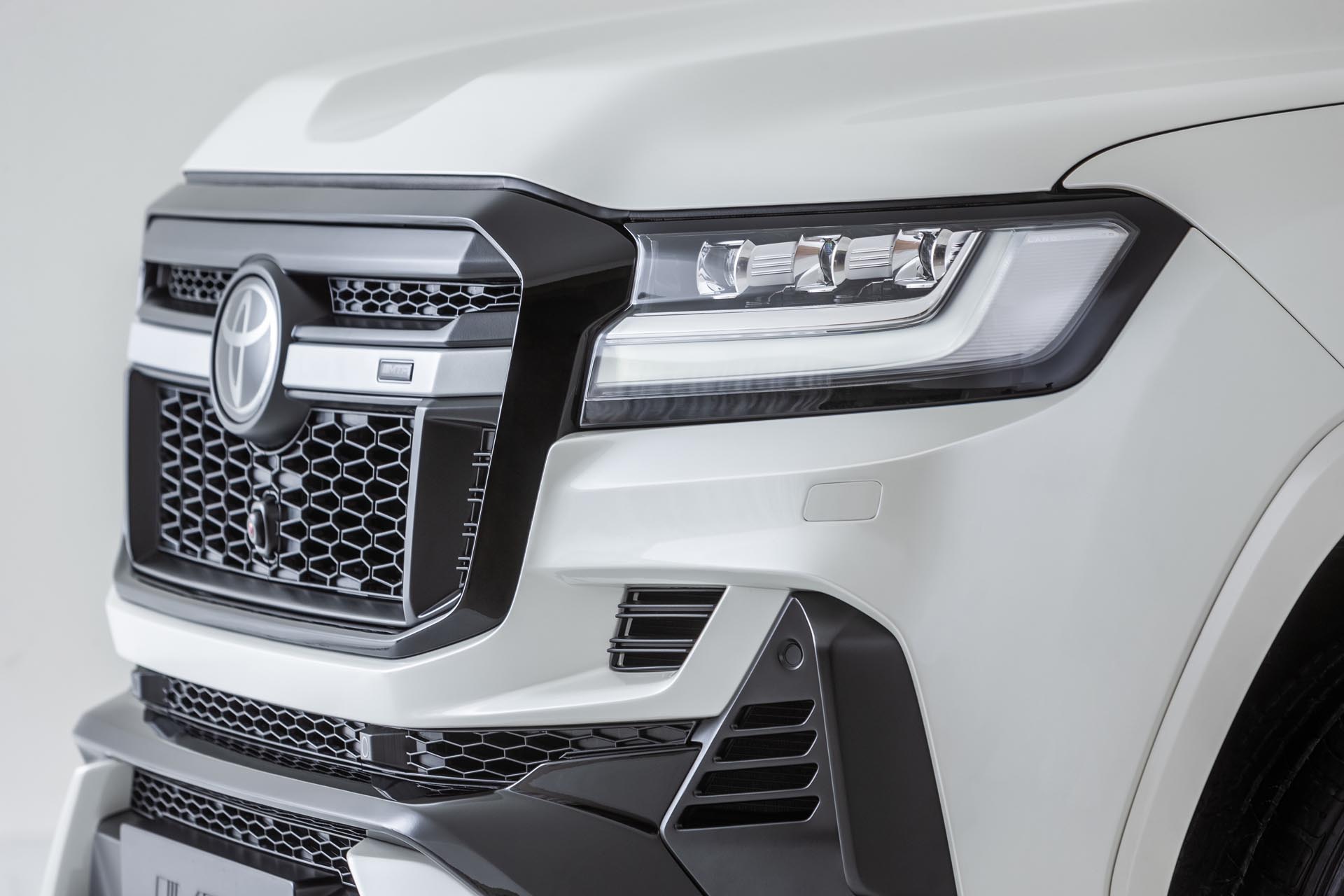 Комплект бамперов в сборе с задней частью выхл сист и насадками для Toyota LC 300 70th Anniversary, 3.5 безнин 2021-, MTR, арт. MTR-J300-21001 / MTR-J300-21005