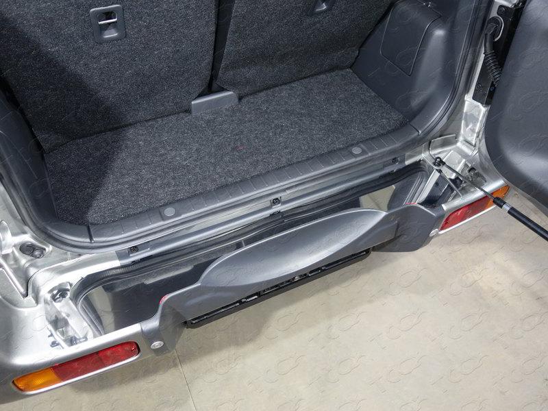 Накладка на задний бампер (лист зеркальный) для автомобиля Suzuki Jimny 2012-