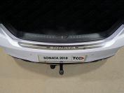 Накладка на задний бампер (лист зеркальный надпись Sonata) для автомобиля Hyundai Sonata 2018-