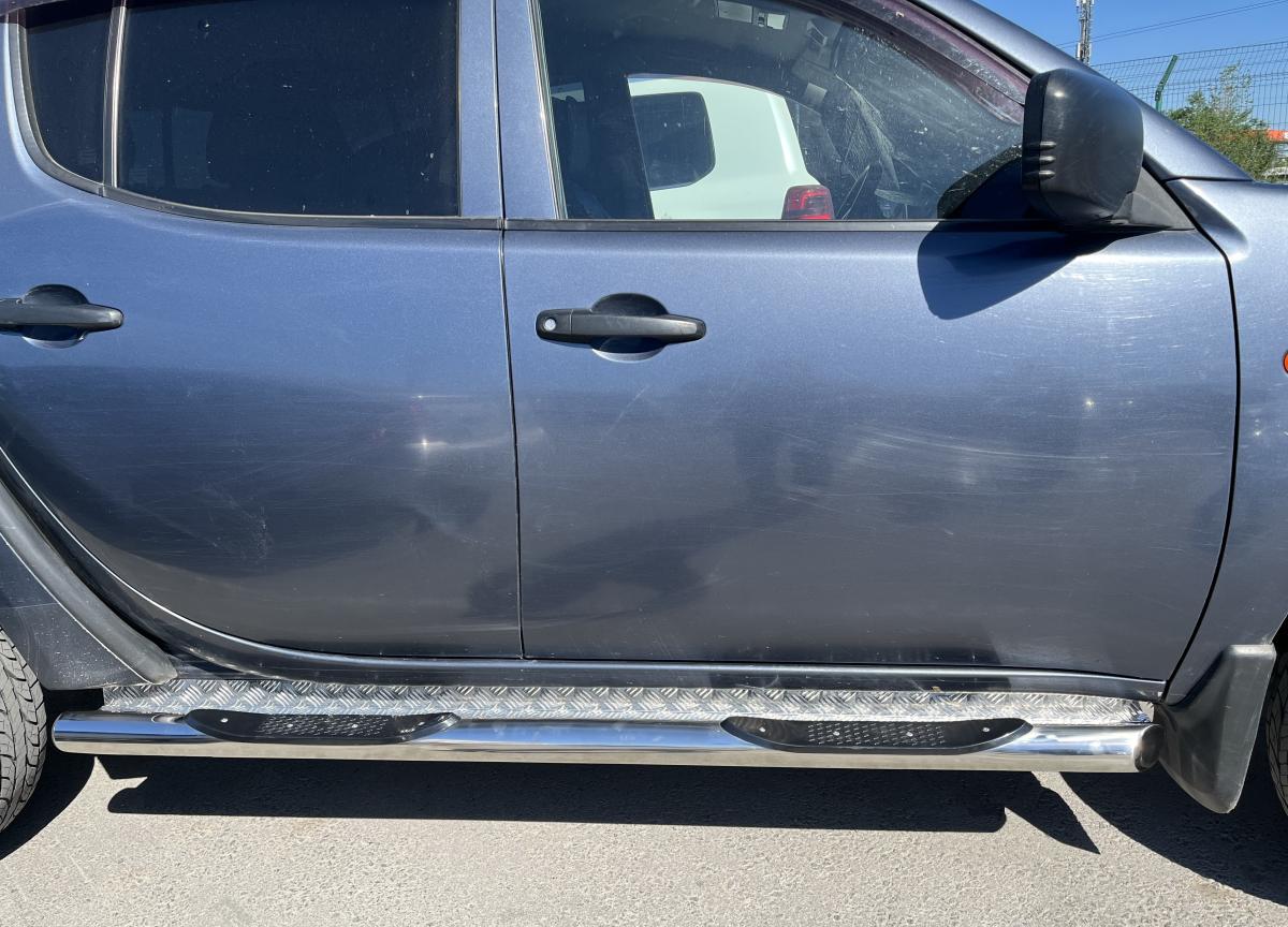 Пороги труба с проступью с алюминиевым уголком для автомобиля Mitsubishi L200  2015 арт. MSL200.15.93-1