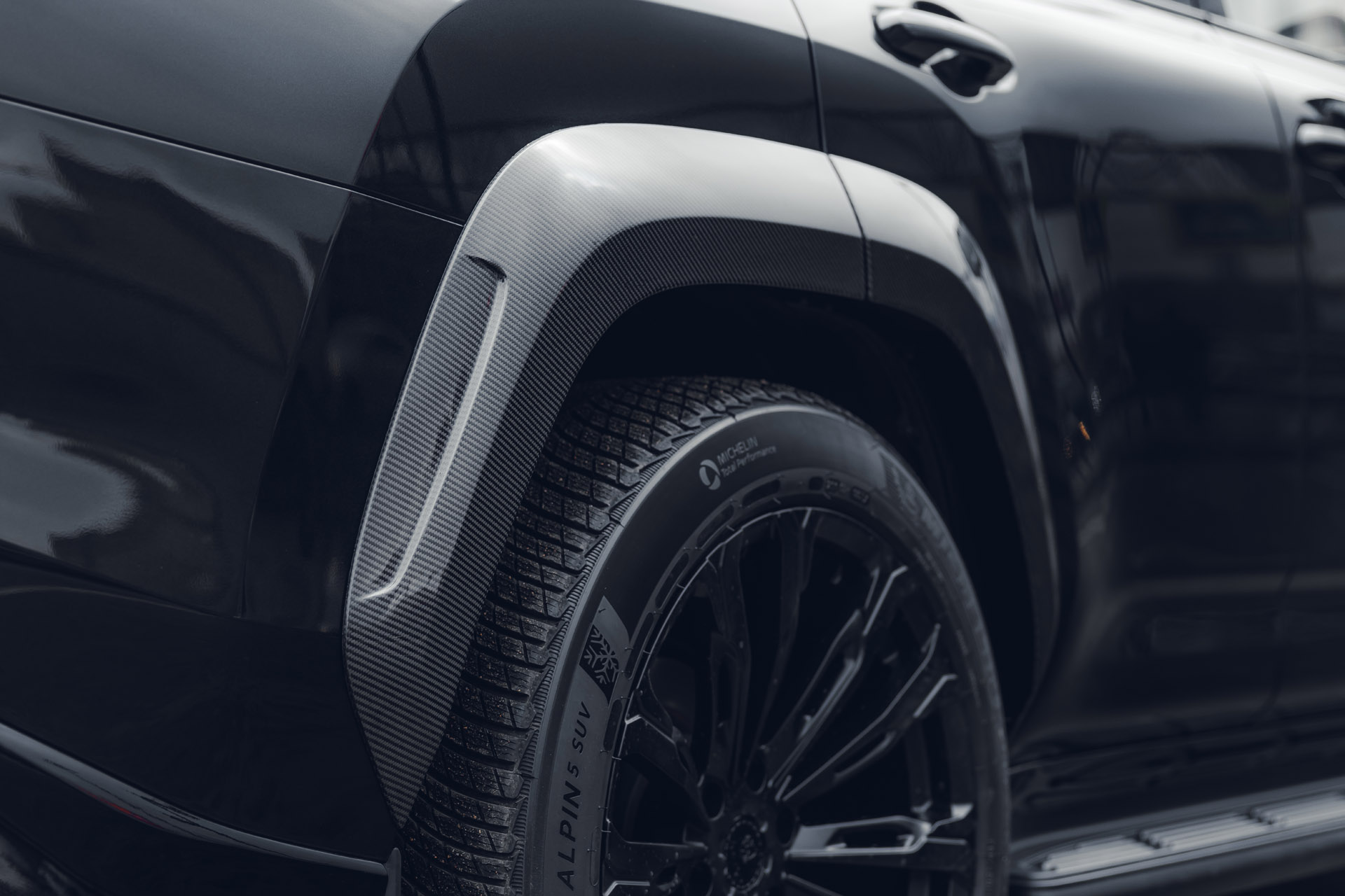 Комплект накладок колесных арок для Lexus LX 500d / LX 600 (карбон) 2022, MTR, арт. MTR-J310-22067C