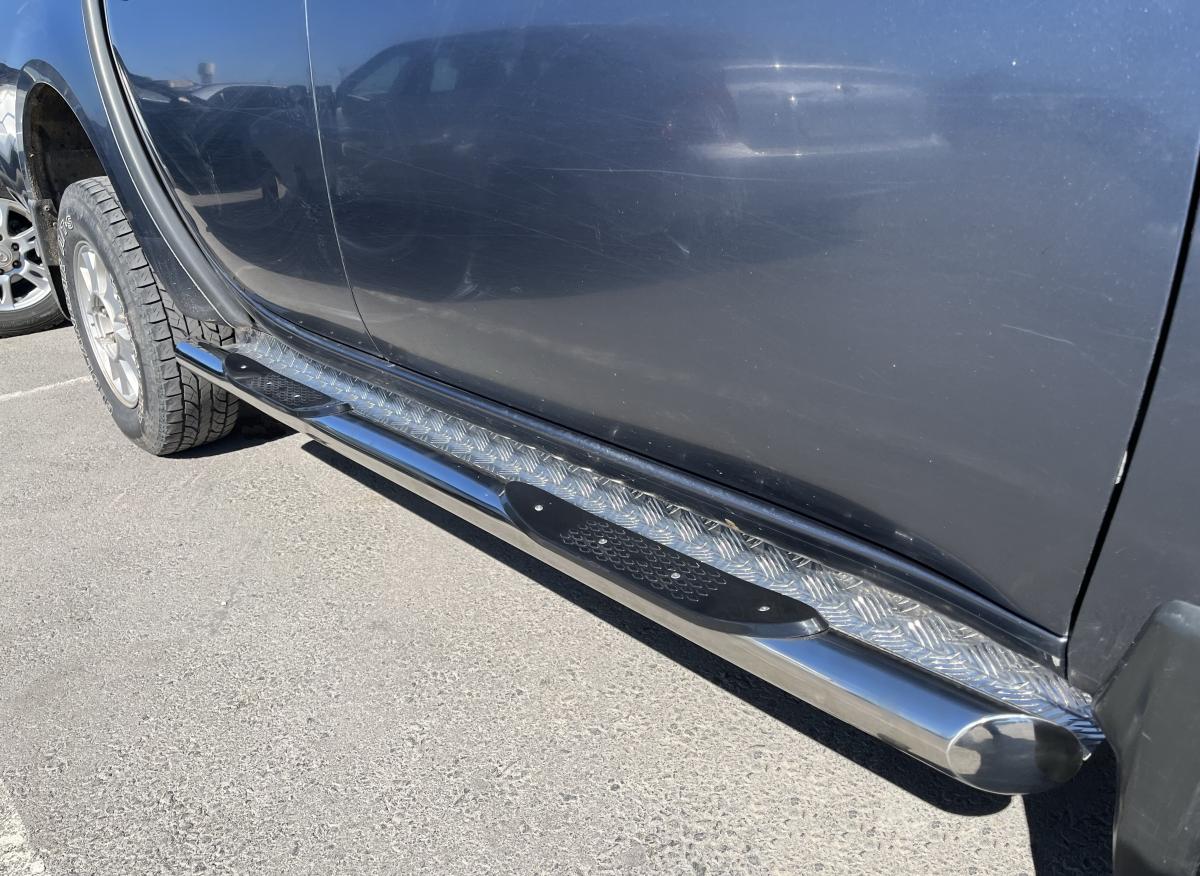 Пороги труба с проступью с алюминиевым уголком для автомобиля Mitsubishi L200  2006 арт. MSL200.06.93-1