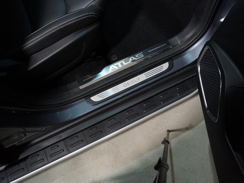 Накладки на пластиковые пороги (лист зеркальный надпись Atlas) 4шт для автомобиля Geely Atlas PRO 2021- арт. GEELEATLP21-04