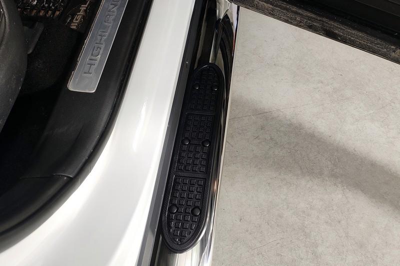 Пороги овальные с накладкой 120х60 мм для автомобиля Toyota Highlander 2020- арт. TOYHIGHL20-11