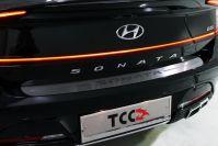 Накладка на задний бампер (лист шлифованный надпись Hyundai) для автомобиля Hyundai Sonata 2020- TCC Тюнинг арт. HYUNSON20-04