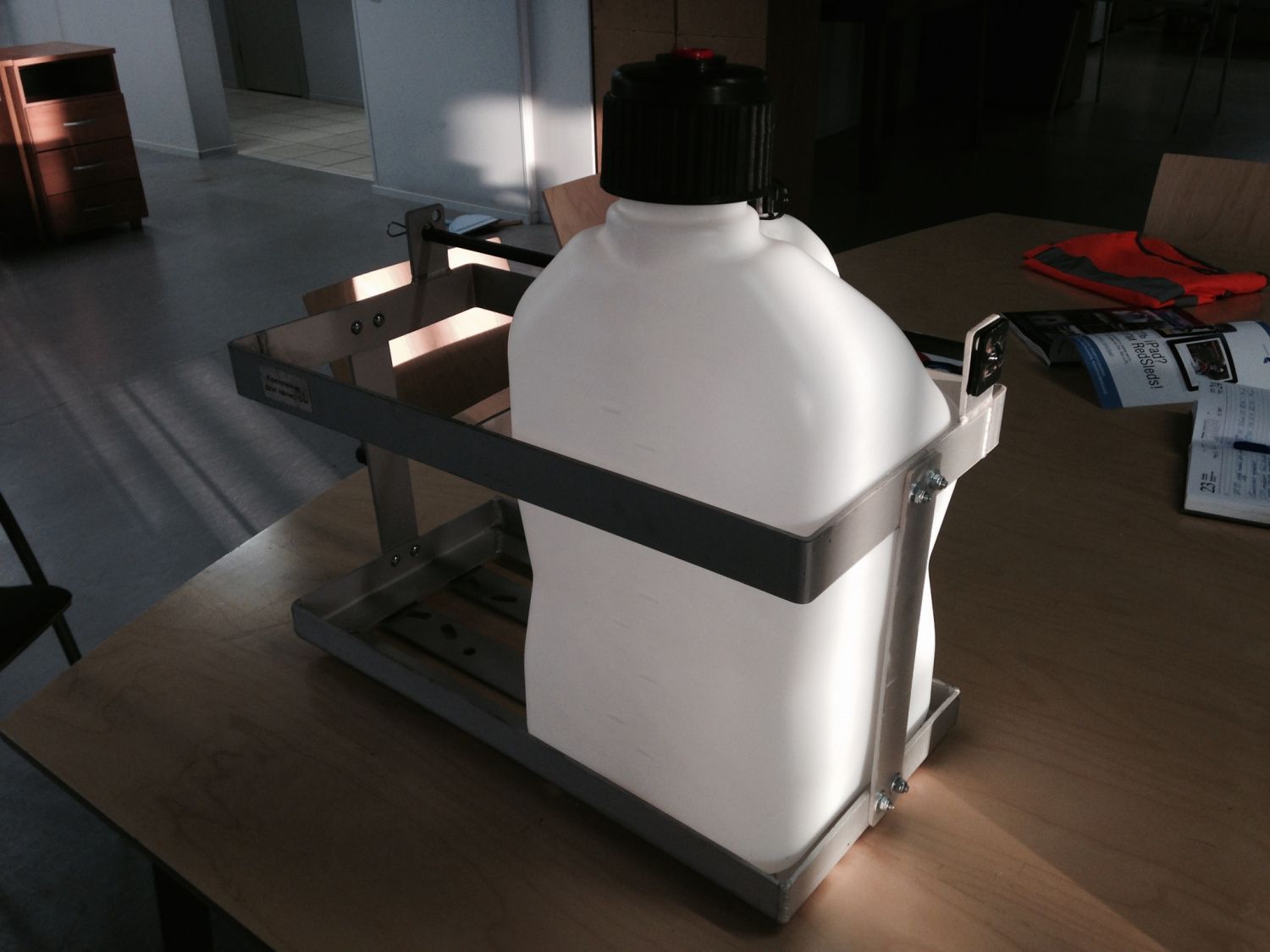 Держатель для канистр VP Racing Sportsman`s Container, алюминий 3 мм, STORM, арт. MP 0106