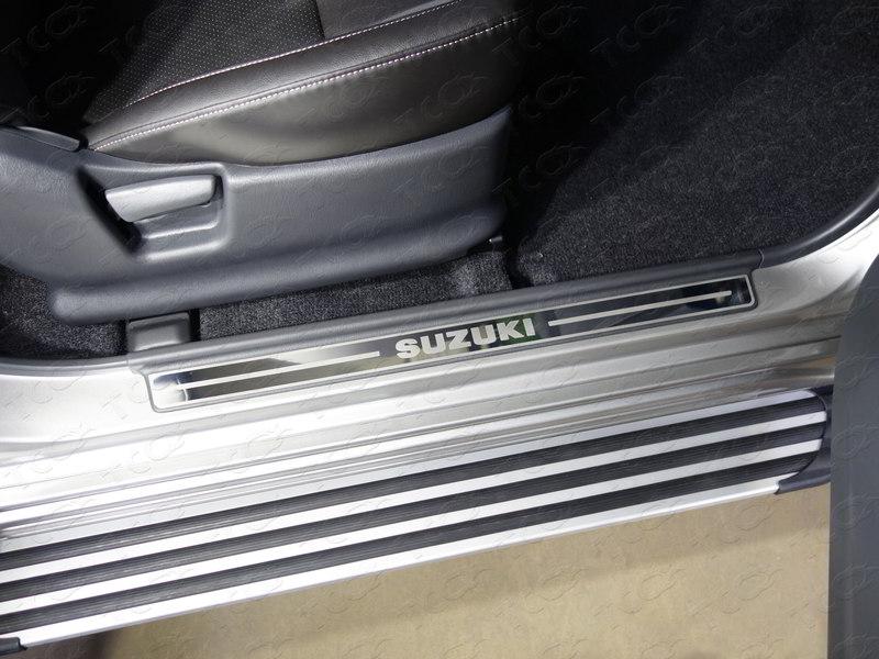 Накладки на пластиковые пороги (лист зеркальный надпись Suzuki) 2шт для автомобиля Suzuki Jimny 2012-