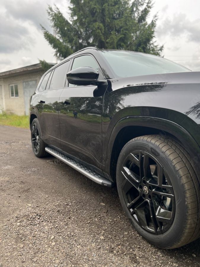 Пороги алюминиевые с пластиковой накладкой (карбон серые) 2020 мм Volkswagen Teramont Pro 4WD 2L 2025 (Китай) арт. VWTERP25-01GR