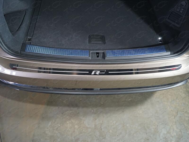 Накладка на задний бампер (лист зеркальный надпись R-Line) для автомобиля Volkswagen Touareg 2018-