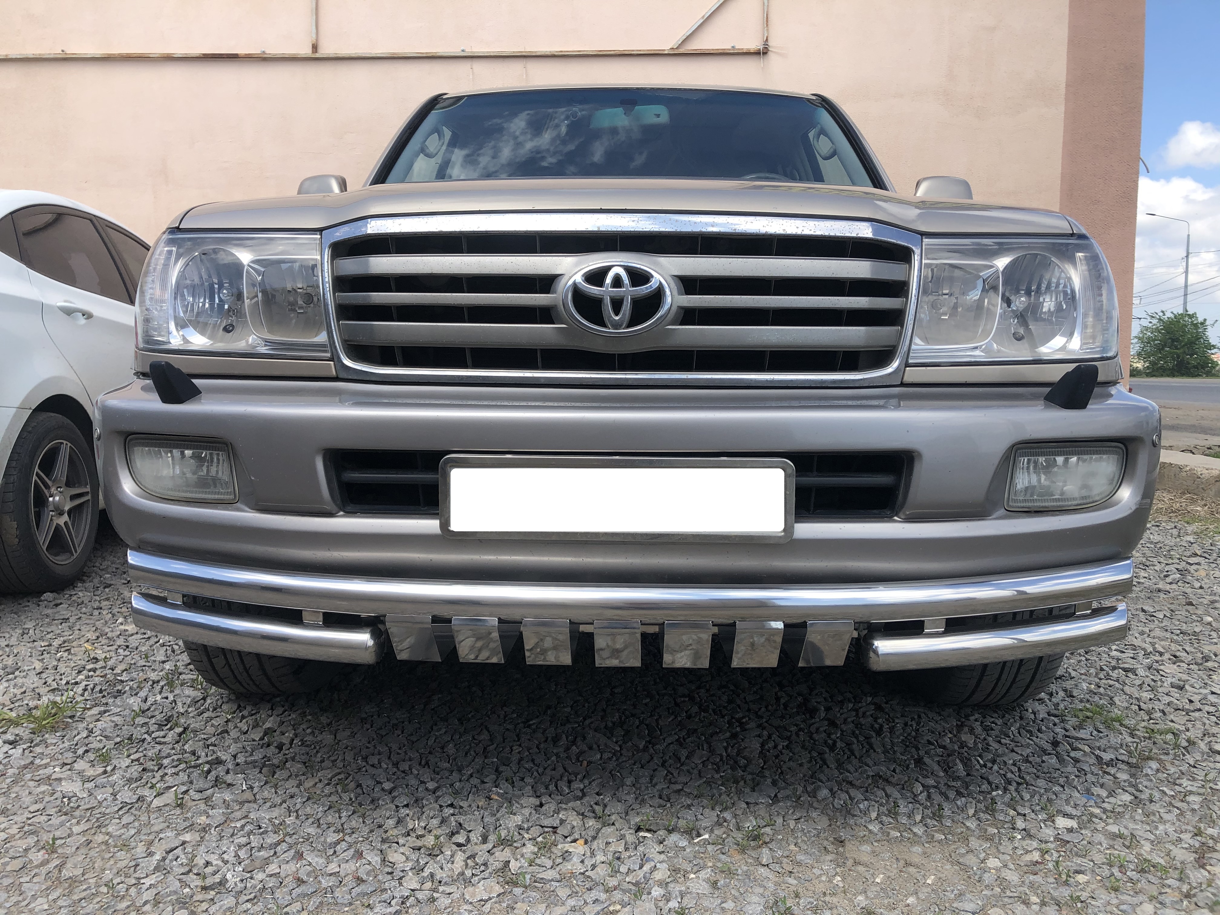 Защита переднего бампера «акула» с пластинами для автомобиля Toyota Land Cruiser 100     1998-2006 арт. TLC100.98.06-2