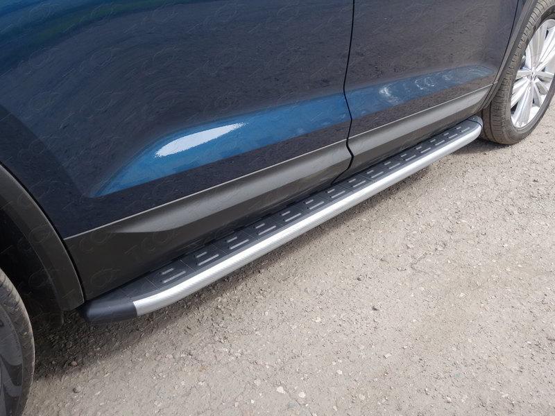 Пороги алюминиевые с пластиковой накладкой (карбон серебро) 1820 мм для автомобиля Skoda Kodiaq 2017- TCC Тюнинг арт. SKOKOD17-11SL