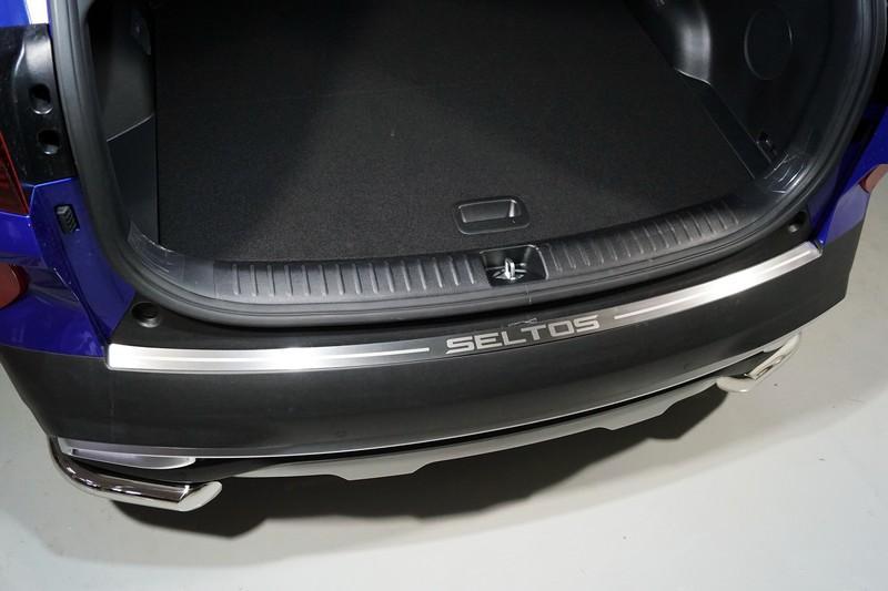 Накладка на задний бампер (лист шлифованный надпись seltos) для автомобиля Kia Seltos 2020- TCC Тюнинг арт. KIASELT20-08